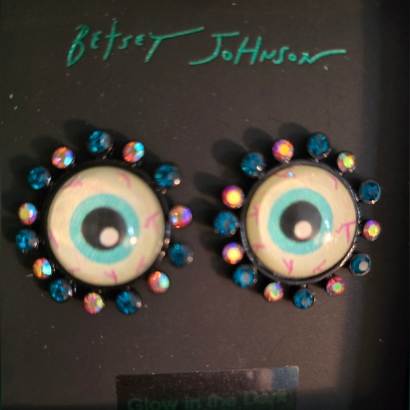 Betsey Johnson Eyeball button earrings! NWT - Picture 3 of 12